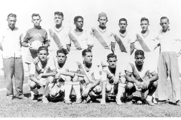 Vamos hoje satisfazer o desejo de um grupo de leitores ligados ao futebol amador e varzeano do passado. A foto me foi trazida pelo Antônio Geron, o Nico. Mostra um time do Comercial da Vila Monteiro, no ano de 1947, que jogava naquele terrão. A foto, entr